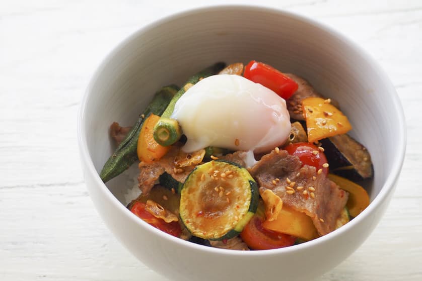 肩ロース肉と夏野菜のピリ辛スタミナ丼 ｜ 【豚肉通販】和豚もちぶた